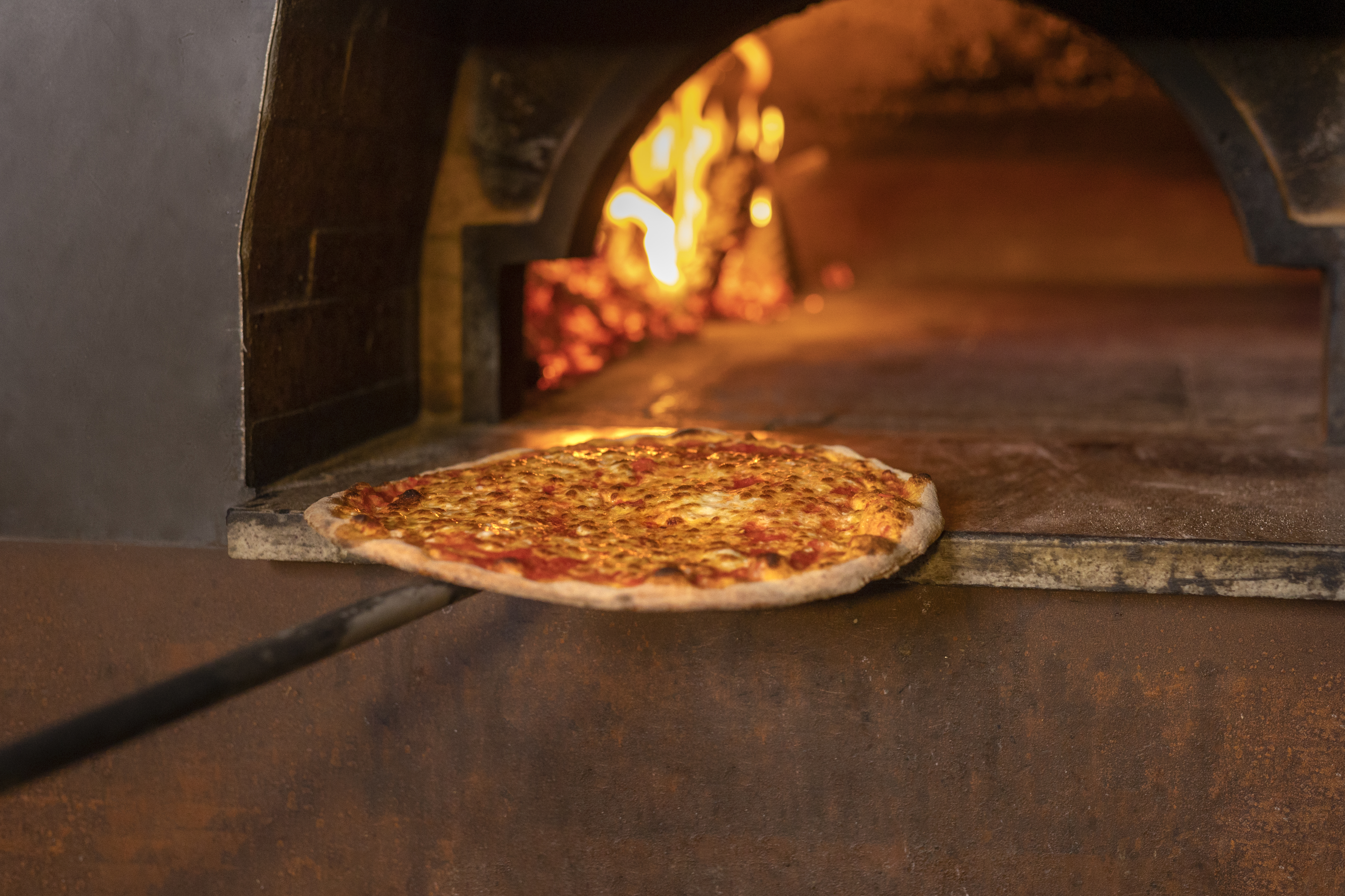 pizza en horno de leña